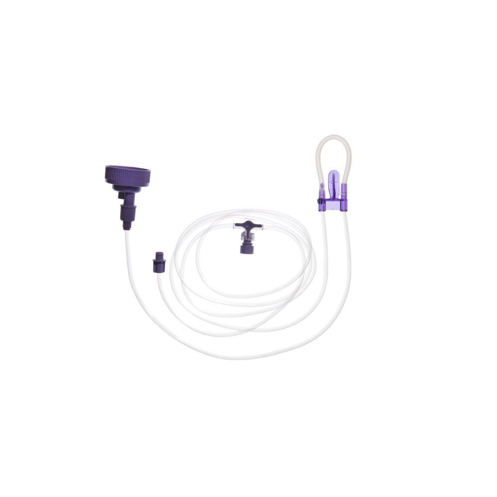 Set met paarse en transparante componenten: dop, slang, connector en ventiel. Op witte achtergrond.