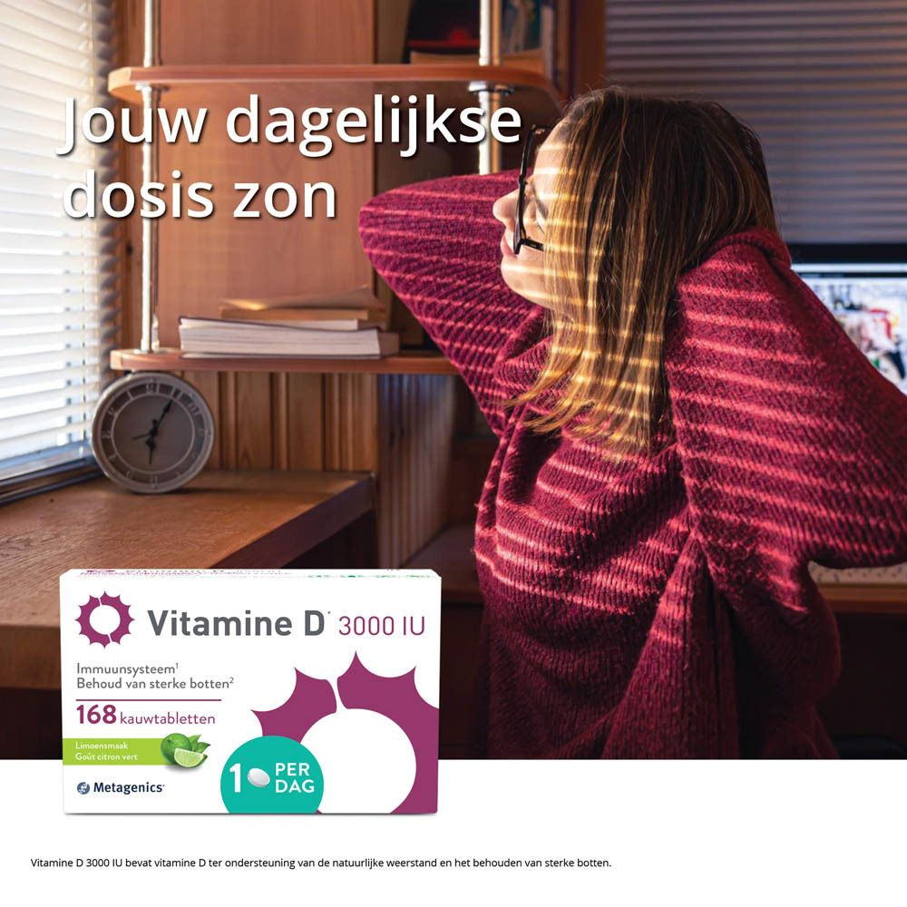 Vrouw zit bij het raam, houdt een verpakking Vitamine D 3000 IU vast. 168 tabletten.