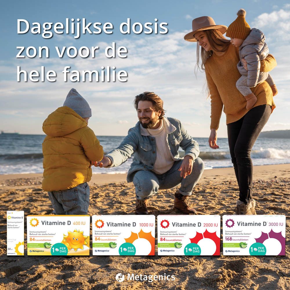 Familie op het strand met verschillende vitamine D-verpakkingen. Merk: Metagenics.