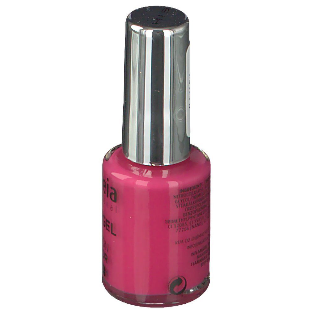 Nagellackflasche, rosa Inhalt. Silberne Kappe. Rückseite mit Text und Inhaltsstoffen.