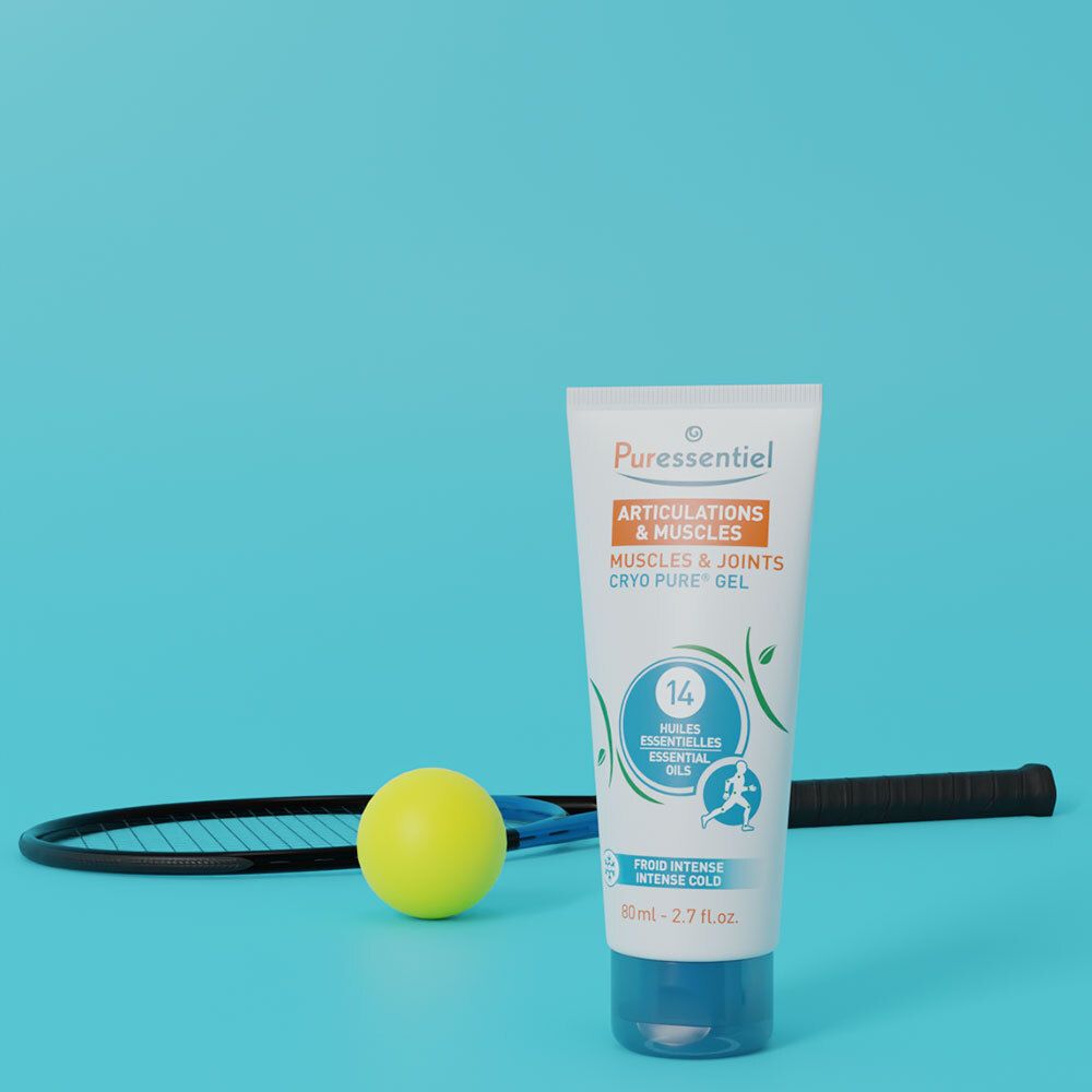Tube Cryo Pure Gel. Merk: Puressentiel. Bevat 14 essentiële oliën. Blauwe dop. Op blauwe achtergrond met tennis.
