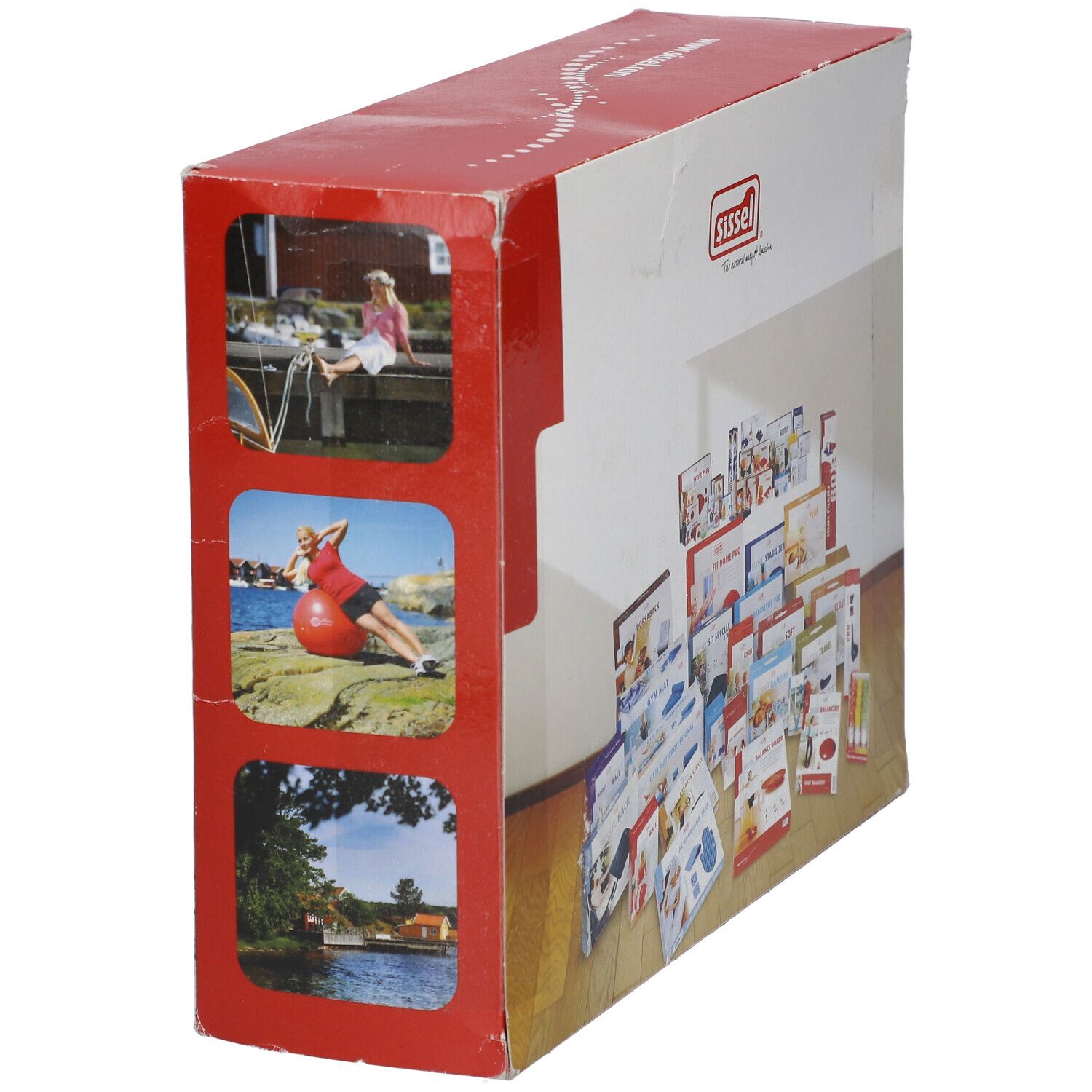 Rote Box mit drei Bildern und einer Sammlung von Broschüren. Ein Bild zeigt eine Frau auf einem Steg, ein anderes eine Frau mit einem Gymnastikball, das dritte eine Landschaft.