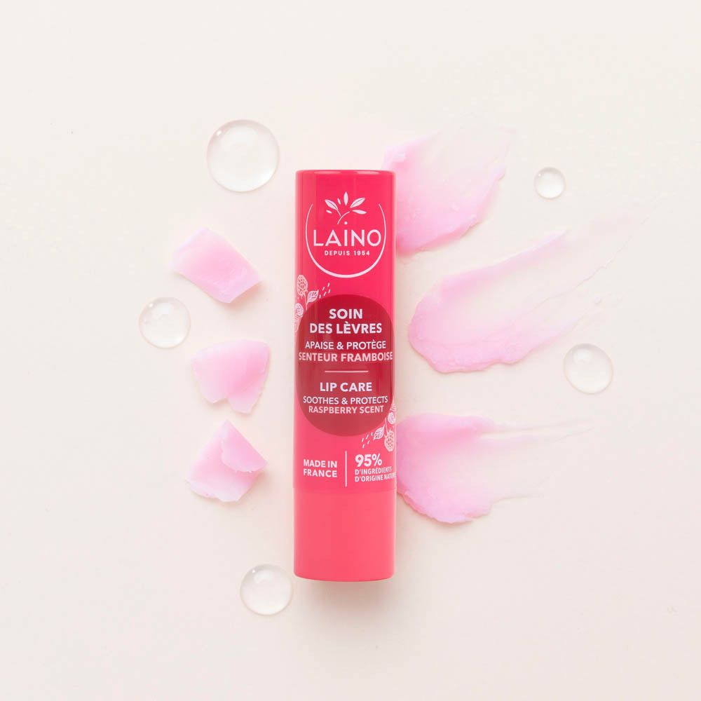 Stick de soin des lèvres avec pétales roses et gouttes d'eau. Logo LAINO et informations produit.