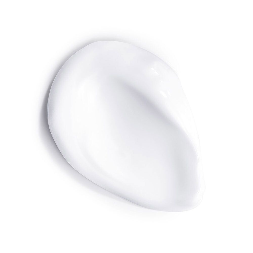 Éclaboussure de crème blanche. Texture lisse, sur fond blanc.