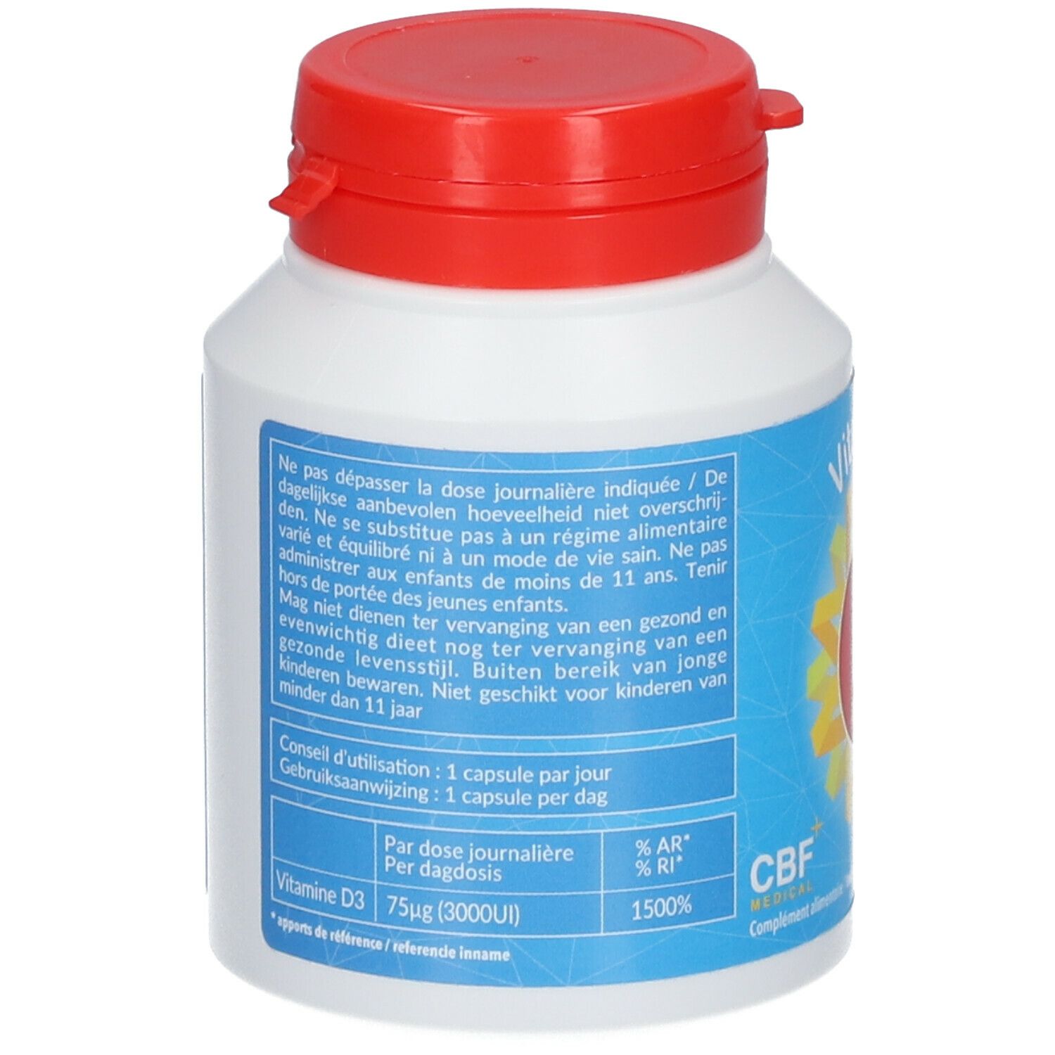 Achterkant van een witte fles met rode dop. Meertalige tekst. Bevat vitamine D3. Merk: CBF.