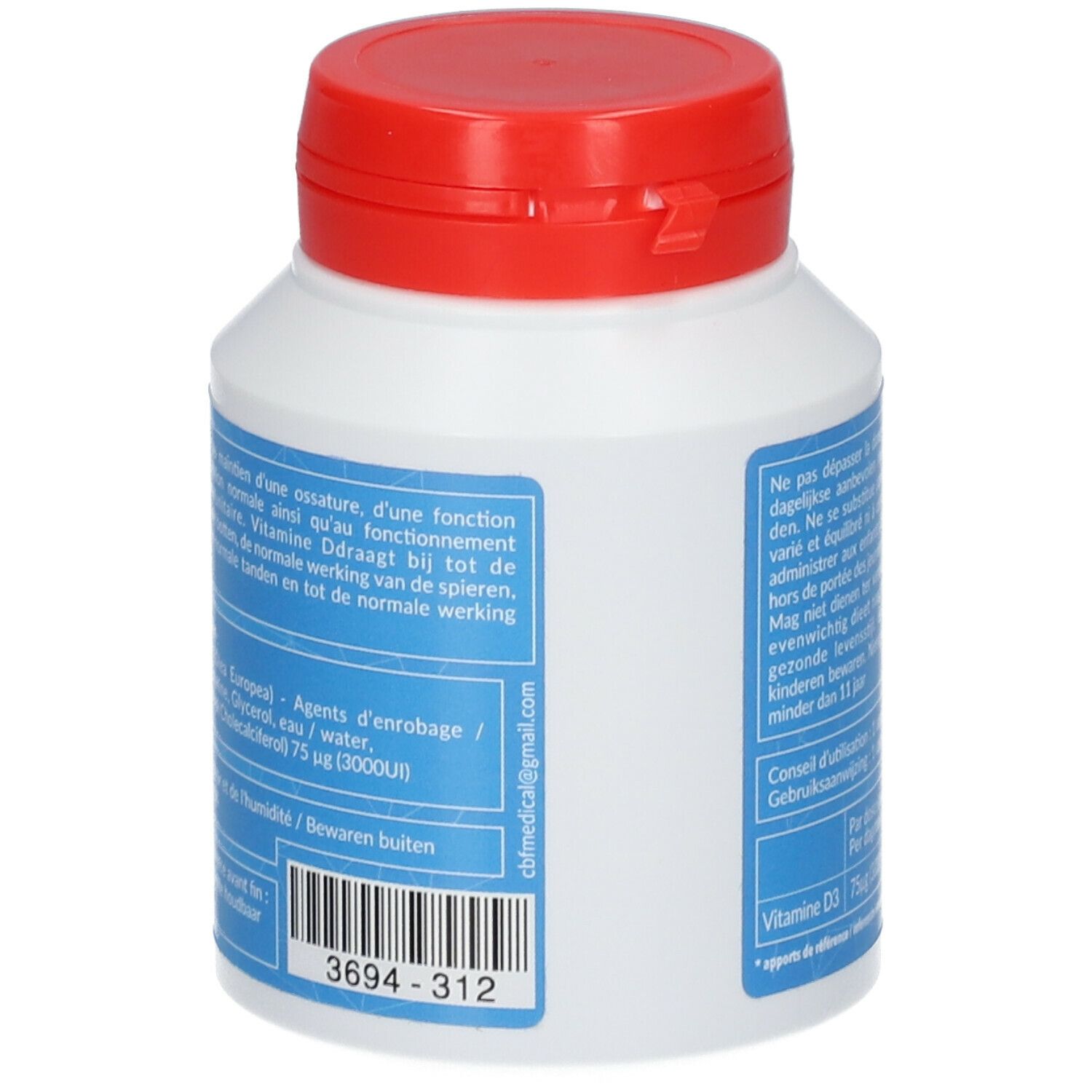 Achterkant van een witte fles met rode dop. Tekst en barcode. Bevat vitamine D3. Merk: CBF.