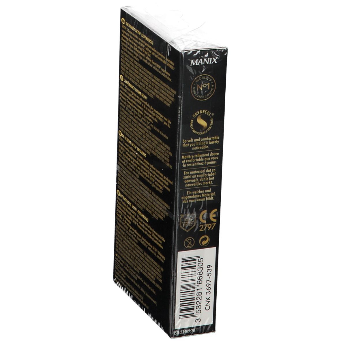 Zijaanzicht van de condoomverpakking. Merk MANIX. Tekst en barcode. CE-markering. Zwarte achtergrond.