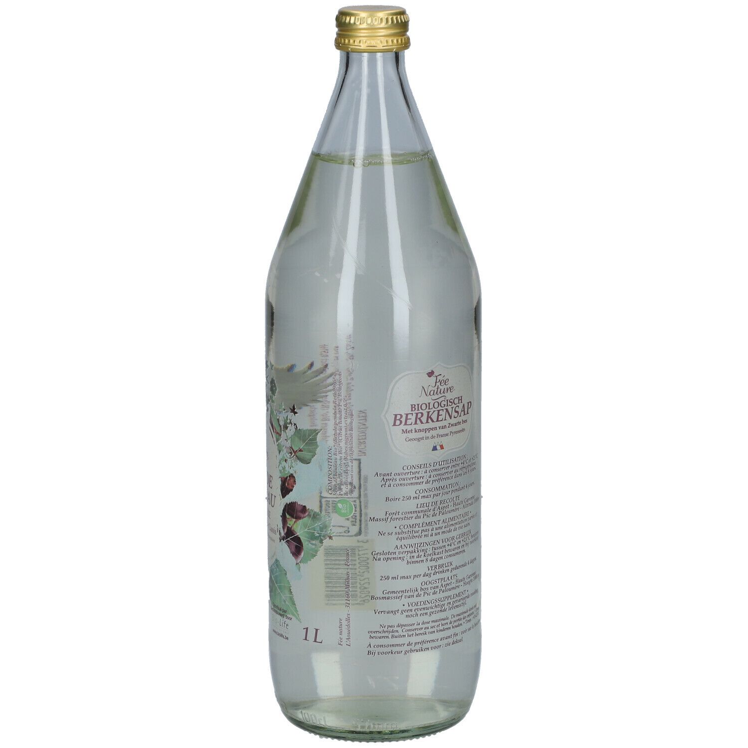 Achterkant van een glazen fles met vloeistof. Tekstinformatie, bio-label en 1L. Goudkleurige sluiting.