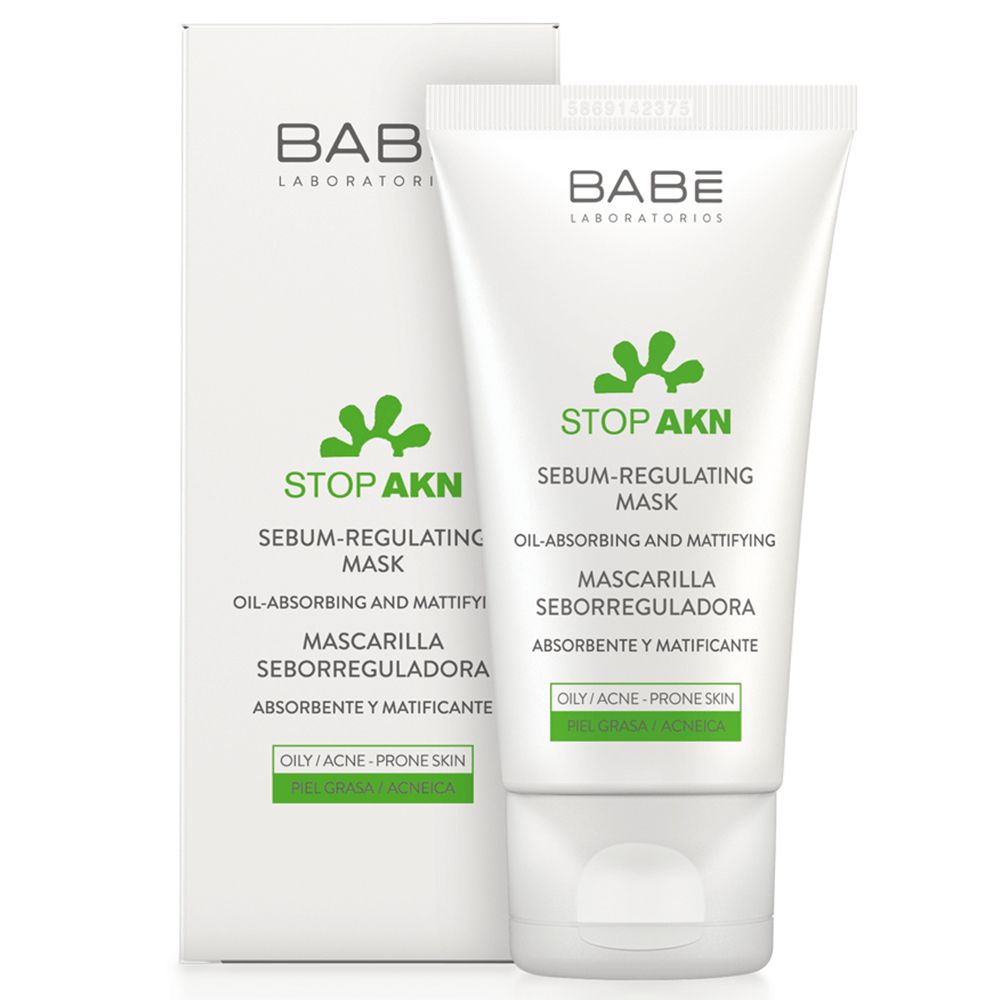 Tube et boîte blancs avec des accents verts. Inscription: BABÉ, STOP AKN, Masque sébo-régulateur. Pour peaux grasses/à tendance acnéique.