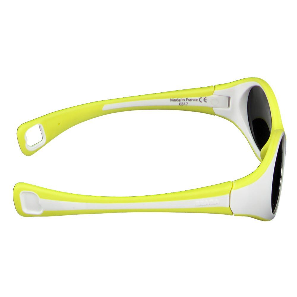 Lunettes de soleil bébé jaunes et blanches, vue latérale. Branches avec inscription "Made in France" et "BB17". Verres noirs.