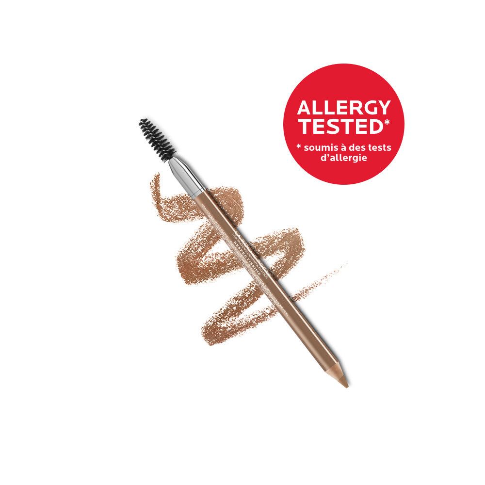 Crayon à sourcils avec brosse. Texte sur fond rouge : Redéfinit, Restructure, Remodèle.
