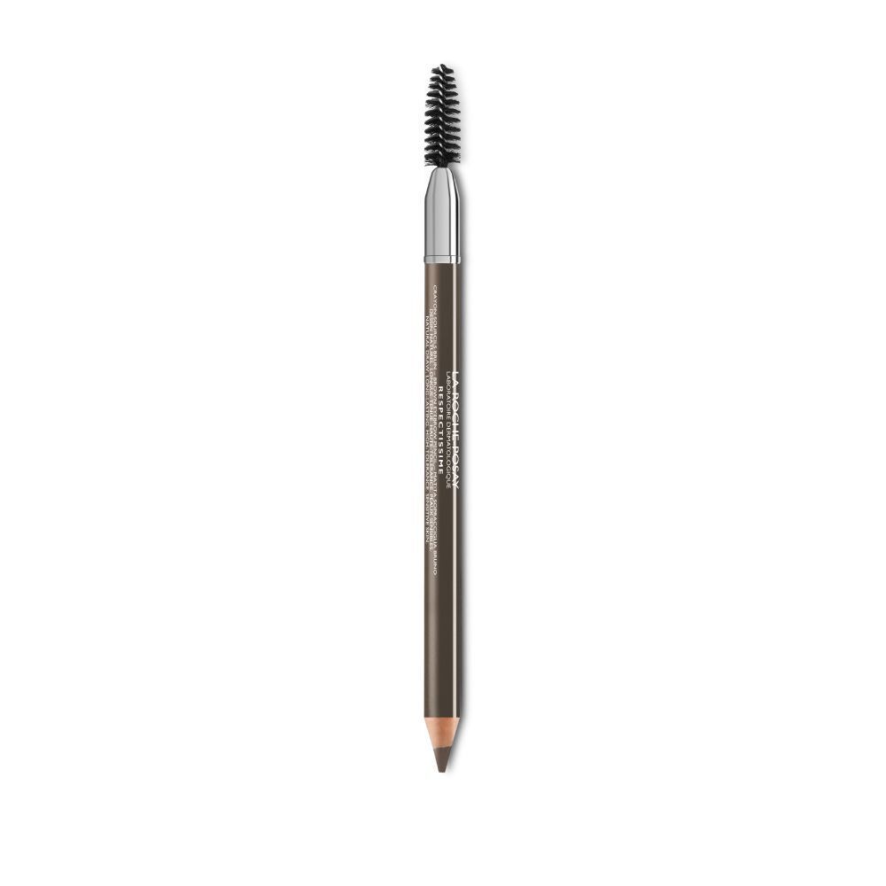 Crayon à sourcils avec brosse et capuchon. Mine marron foncé, corps argenté, brosse noire. Marque visible.