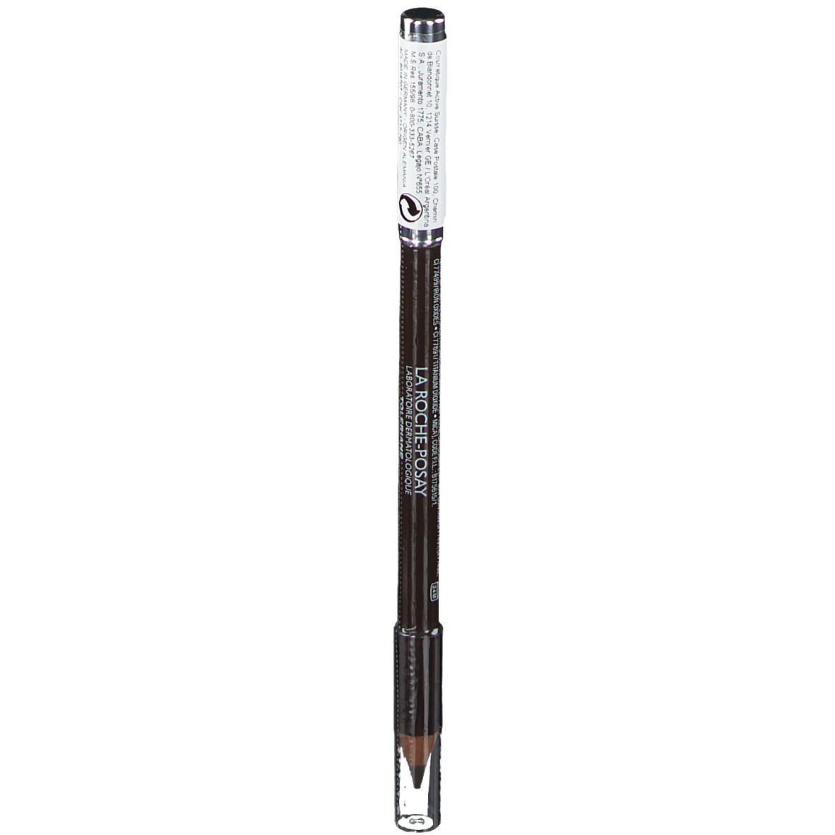 Crayon à sourcils avec capuchon. Mine marron foncé, corps argenté, texte sur le crayon. Marque visible.