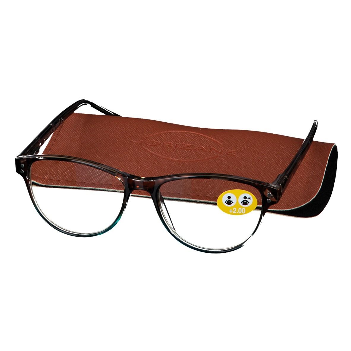 Lunettes marron avec étui. Un autocollant +2,00 est apposé sur les lunettes.