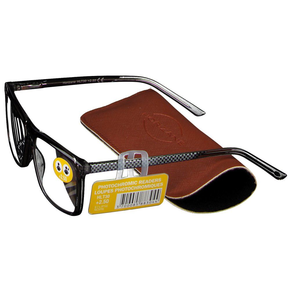 Lunettes noires avec étui et étiquette de prix. Un autocollant +2,50 est apposé sur le verre.
