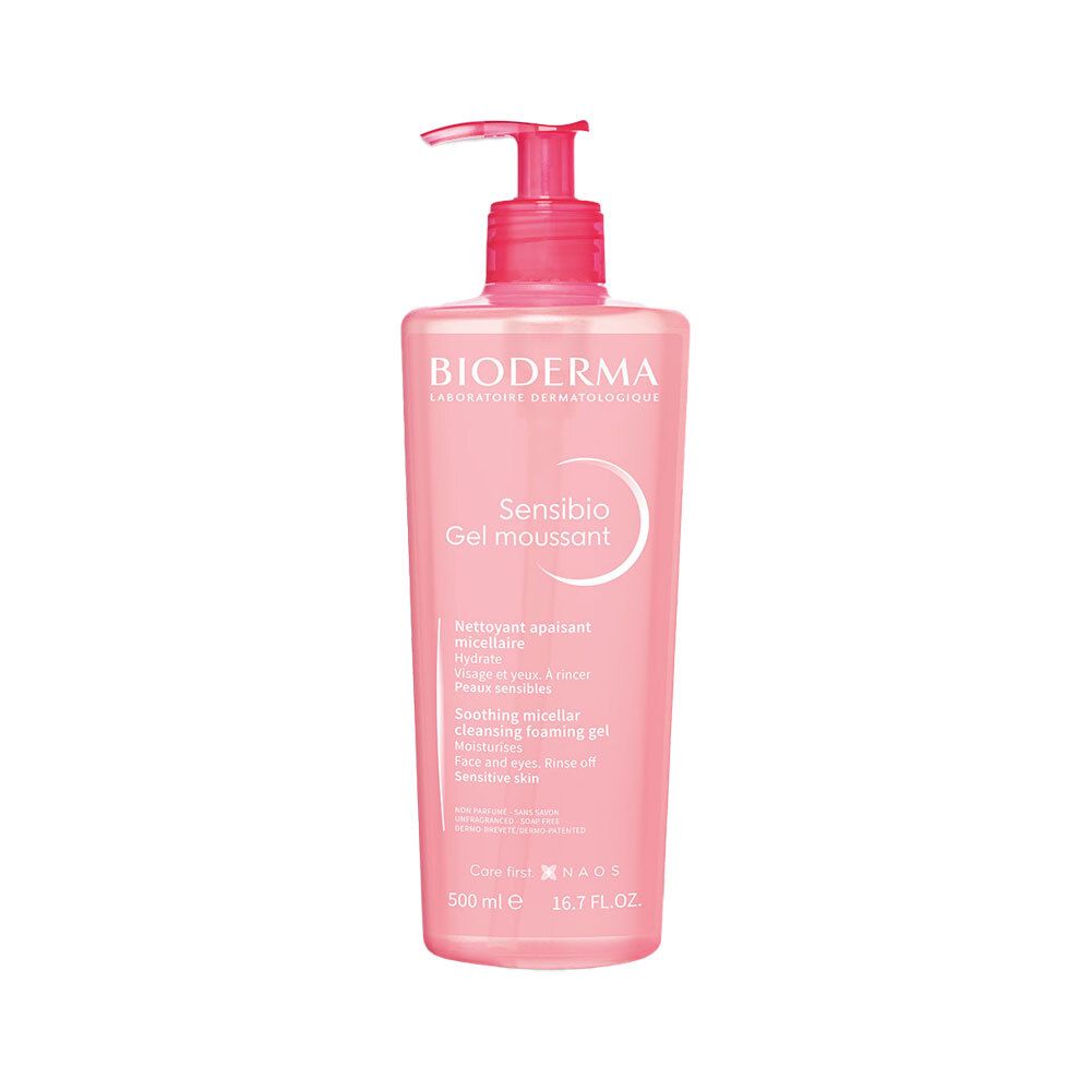 Face avant d'un flacon rose avec pompe doseuse. Inscription : BIODERMA, Sensibio Gel moussant. Texte en français.