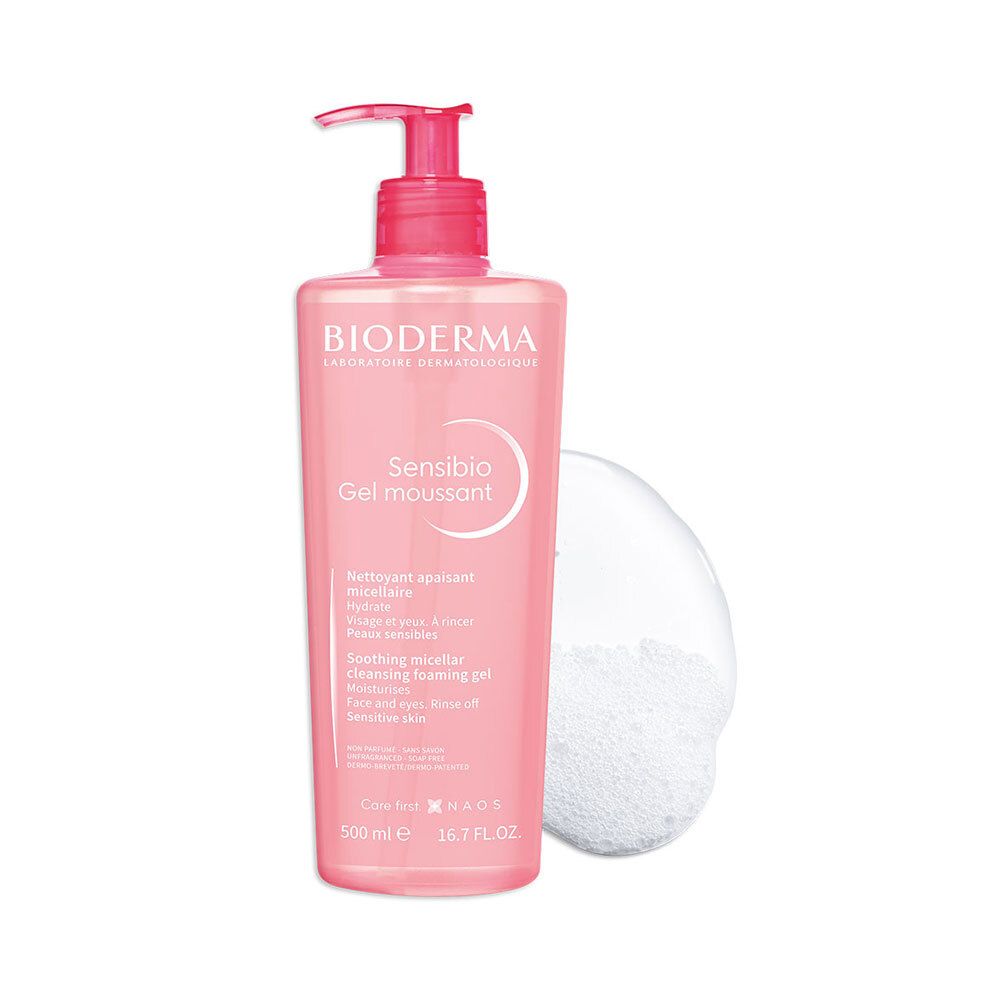 Flacon rose avec pompe doseuse et mousse. Inscription : BIODERMA, Sensibio Gel moussant. Texte en français et anglais.