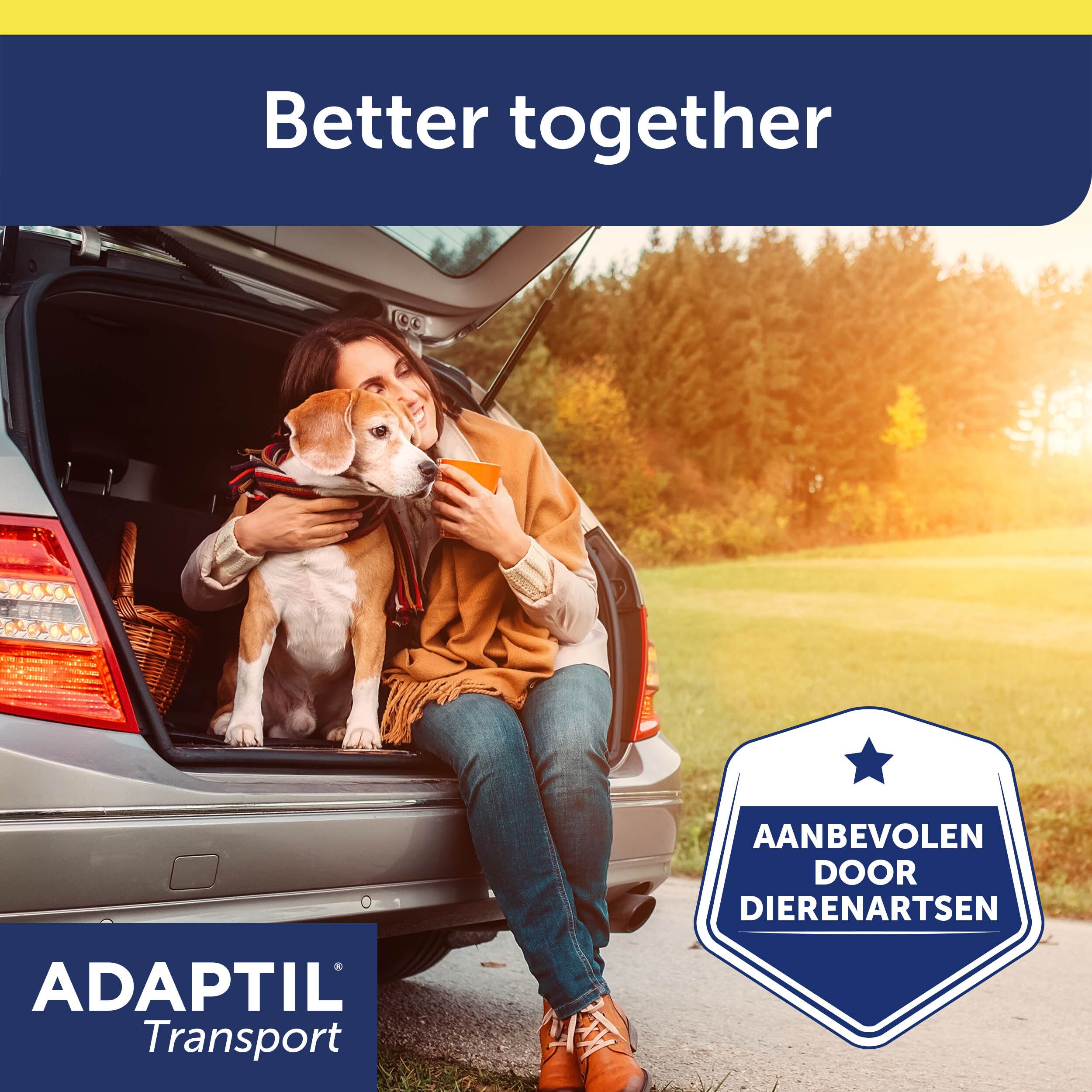 Vrouw met hond in de auto. ADAPTIL® Transport Spray logo. Aanbevolen door dierenartsen.