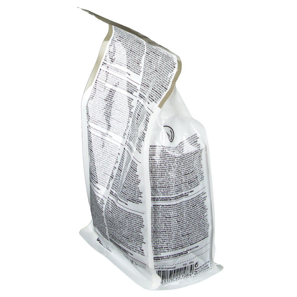 Schrägansicht der Rückseite eines Katzenfutterbeutels. Text in mehreren Sprachen.