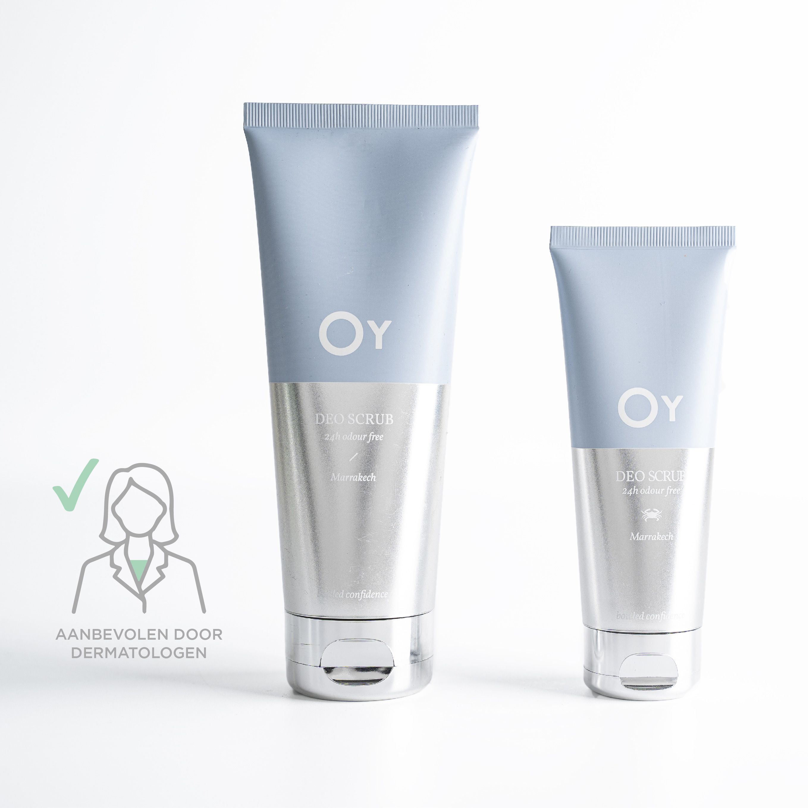 Twee tubes. OY-logo en 'DEO SCRUB'. Een tube met dermatologen aanbeveling.