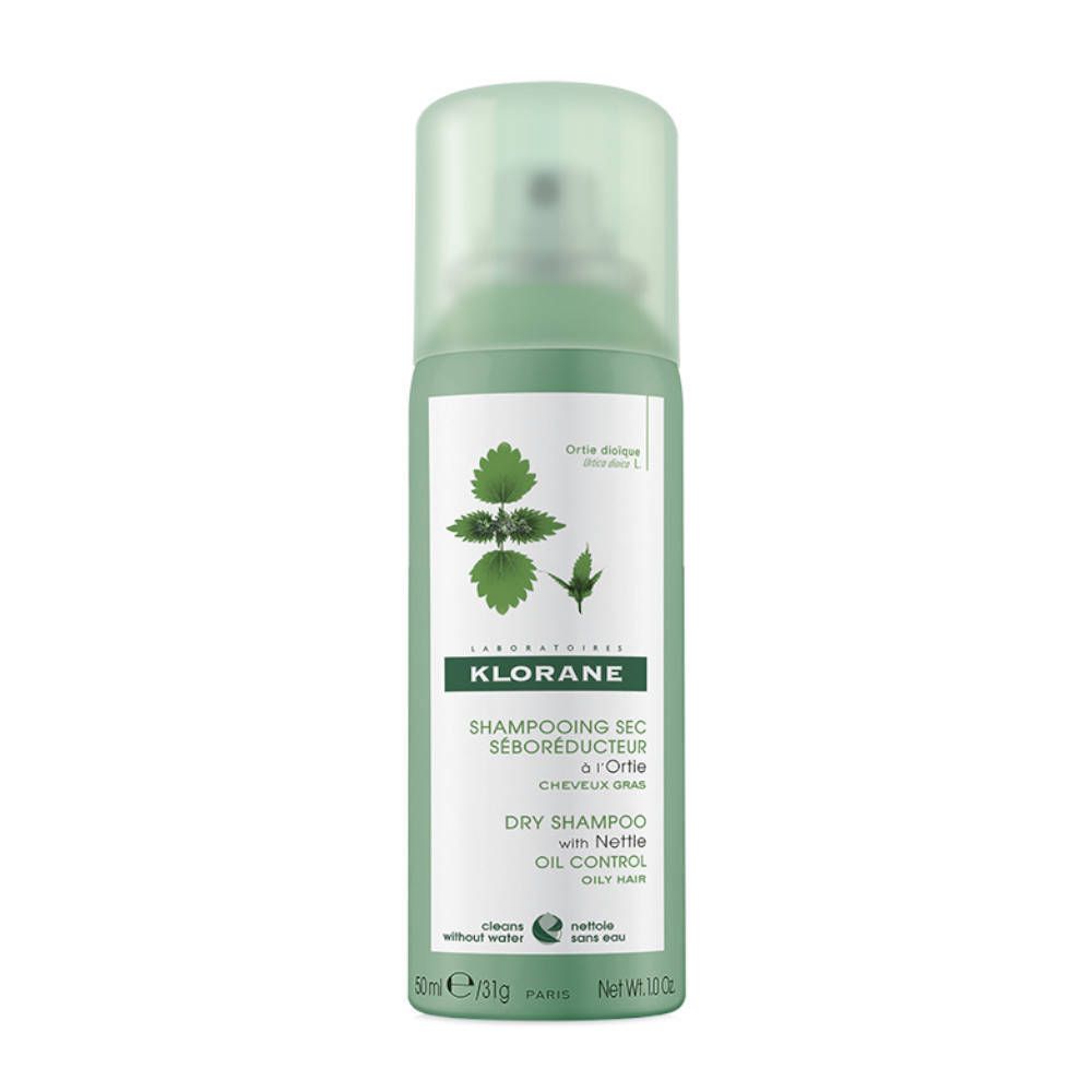 Flacon spray vert KLORANE, ortie et texte. Shampooing sec séborégulateur pour cheveux gras.