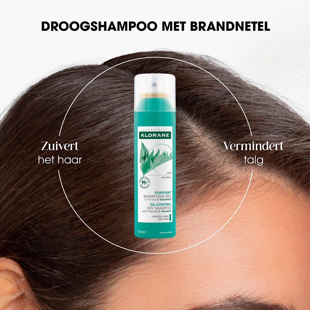 Close-up van bladeren en vloeistofdruppels. Tekst: Talgregulerend brandnetel & vitamine E.