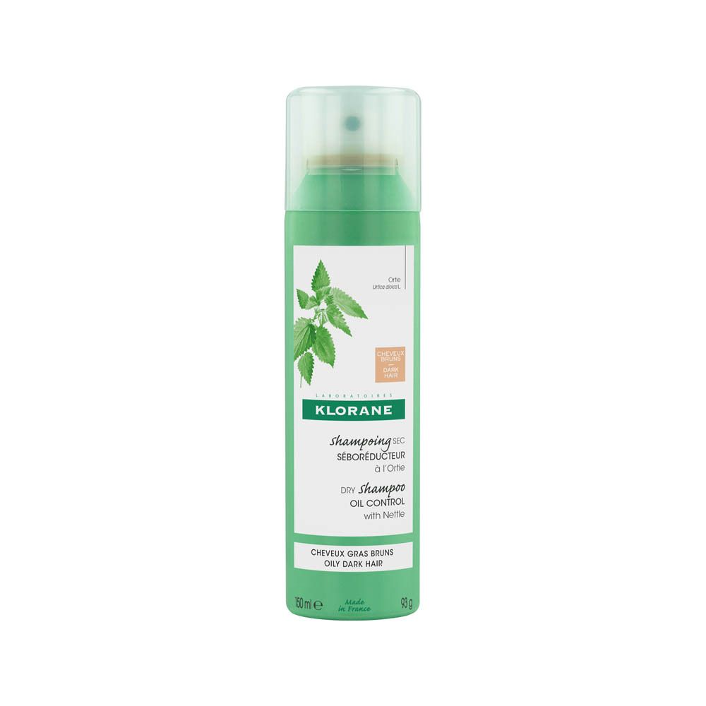 Groene spuitfles met droogshampoo. Opschrift: KLORANE, Shampooing Sec Séboréducteur à l'Ortie. Met brandnetel.