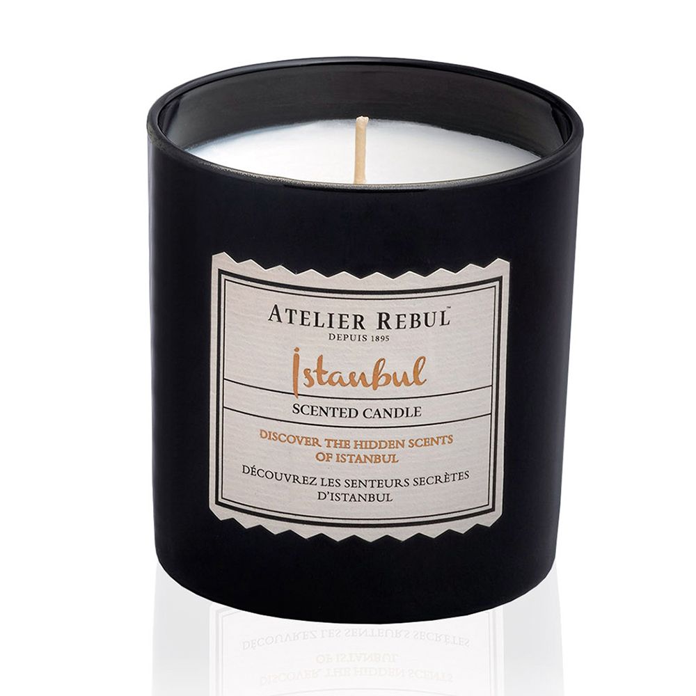 Bougie noire en verre. Cire blanche, mèche. Étiquette: ATELIER REBUL, Istanbul, Scented Candle.