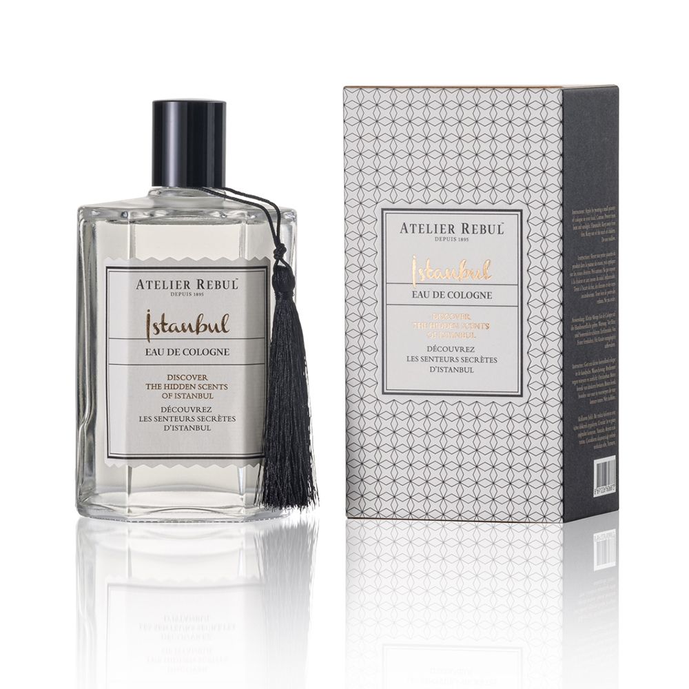 ATELIER REBUL Istanbul Eau de Cologne. Fles met kwast en verpakking. Rechthoekige vorm, transparante vloeistof.