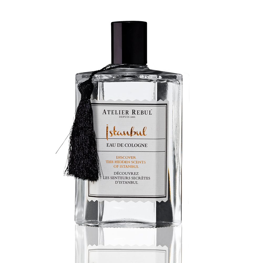 ATELIER REBUL Istanbul Eau de Cologne. Fles met zwarte dop en kwast. Rechthoekige vorm, transparante vloeistof.