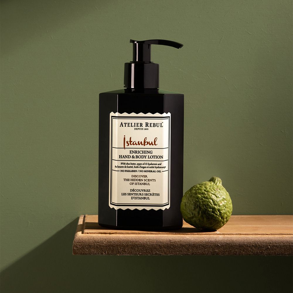 Zwarte hand- & bodylotion fles met pomp en bergamot. Tekst: ATELIER REBUL Istanbul.