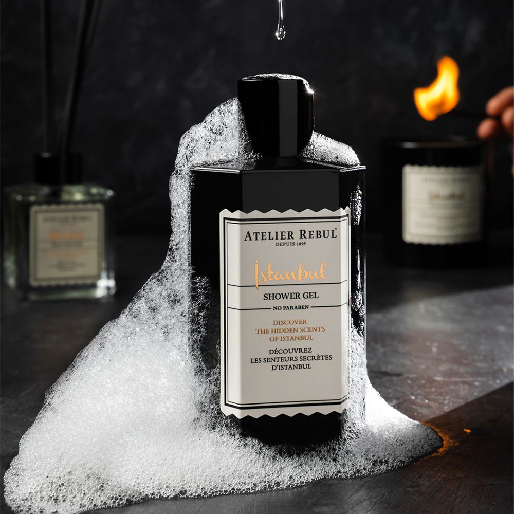 Zwarte fles met schuim. Etiket met "Istanbul Shower Gel" van Atelier Rebul.