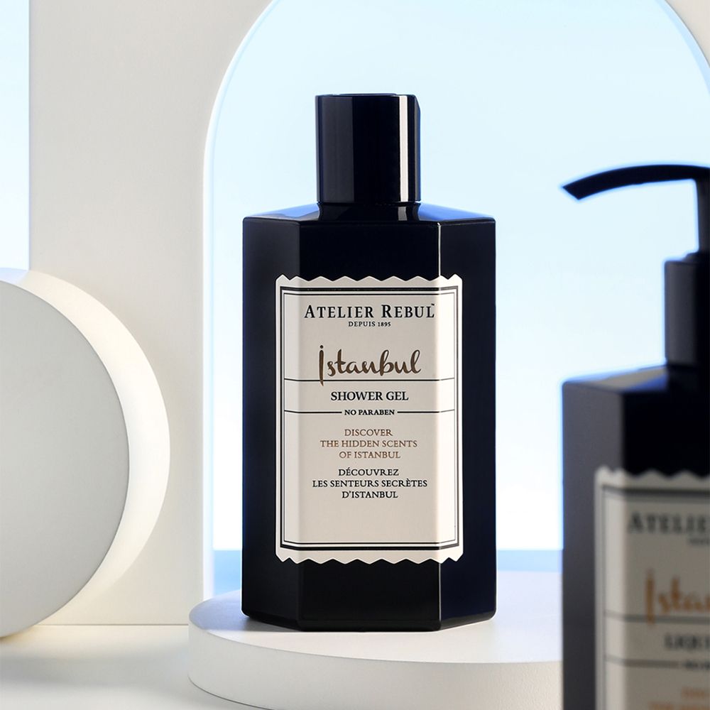 Zwarte fles met zwarte dop. Etiket met "Istanbul Shower Gel" van Atelier Rebul.