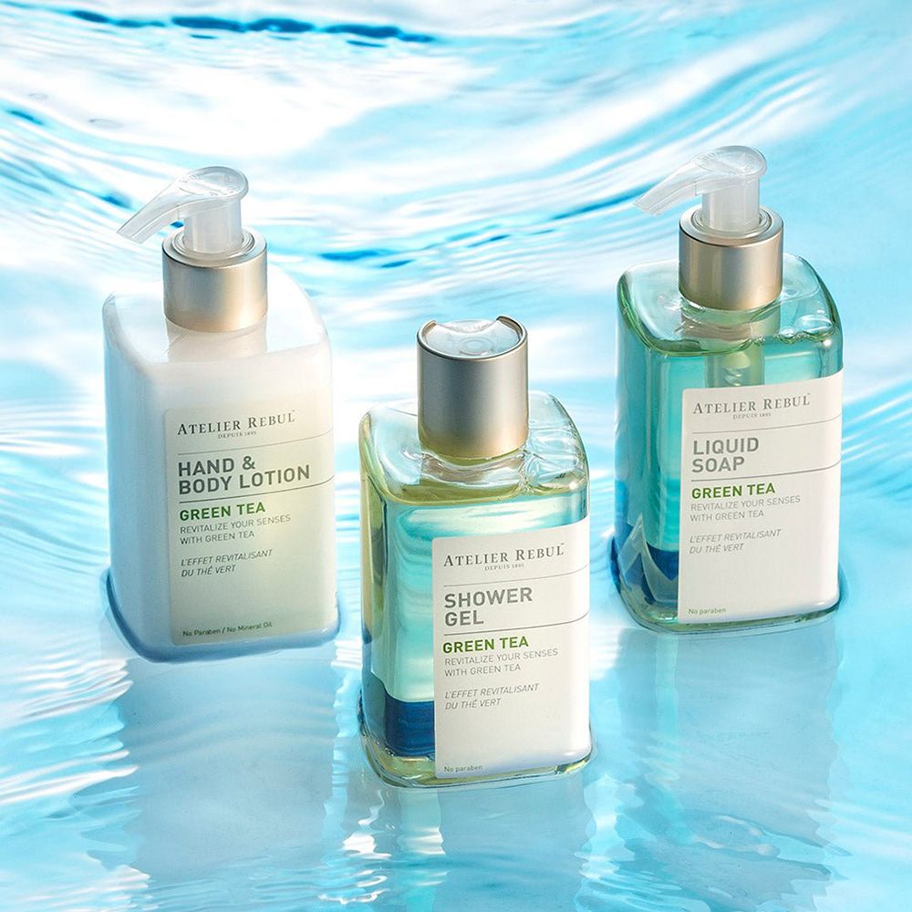 Trois flacons sur fond bleu. Lotion mains et corps, gel douche et savon liquide.
