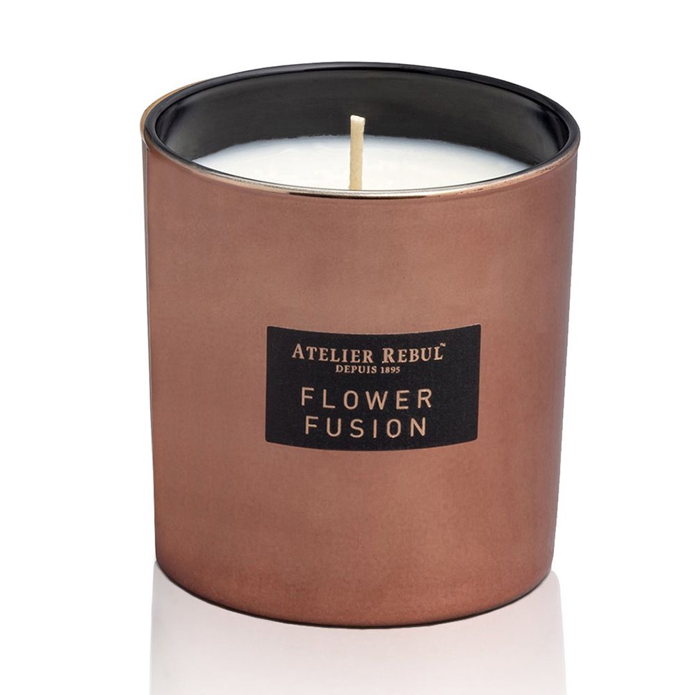 Kupferfarbene Kerze mit schwarzem Rand. Schwarzes Etikett mit Produktnamen: Atelier Rebul Flower Fusion.