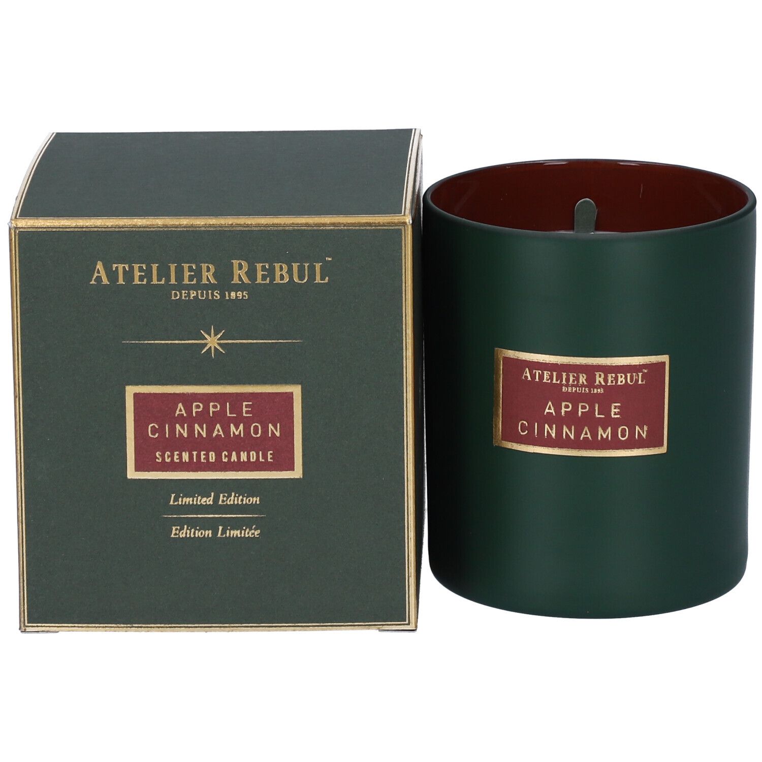 Kaars en doos. Kaars groen, label "ATELIER REBUL", "APPLE CINNAMON". Doos groen, goud.