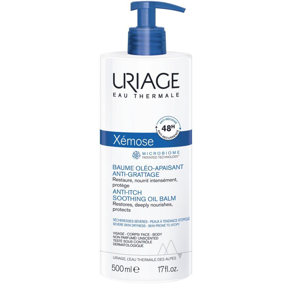 Witte fles met blauwe pomp. Uriage Xémose Anti-jeuk olie-balsem. 500 ml. 48u bescherming.