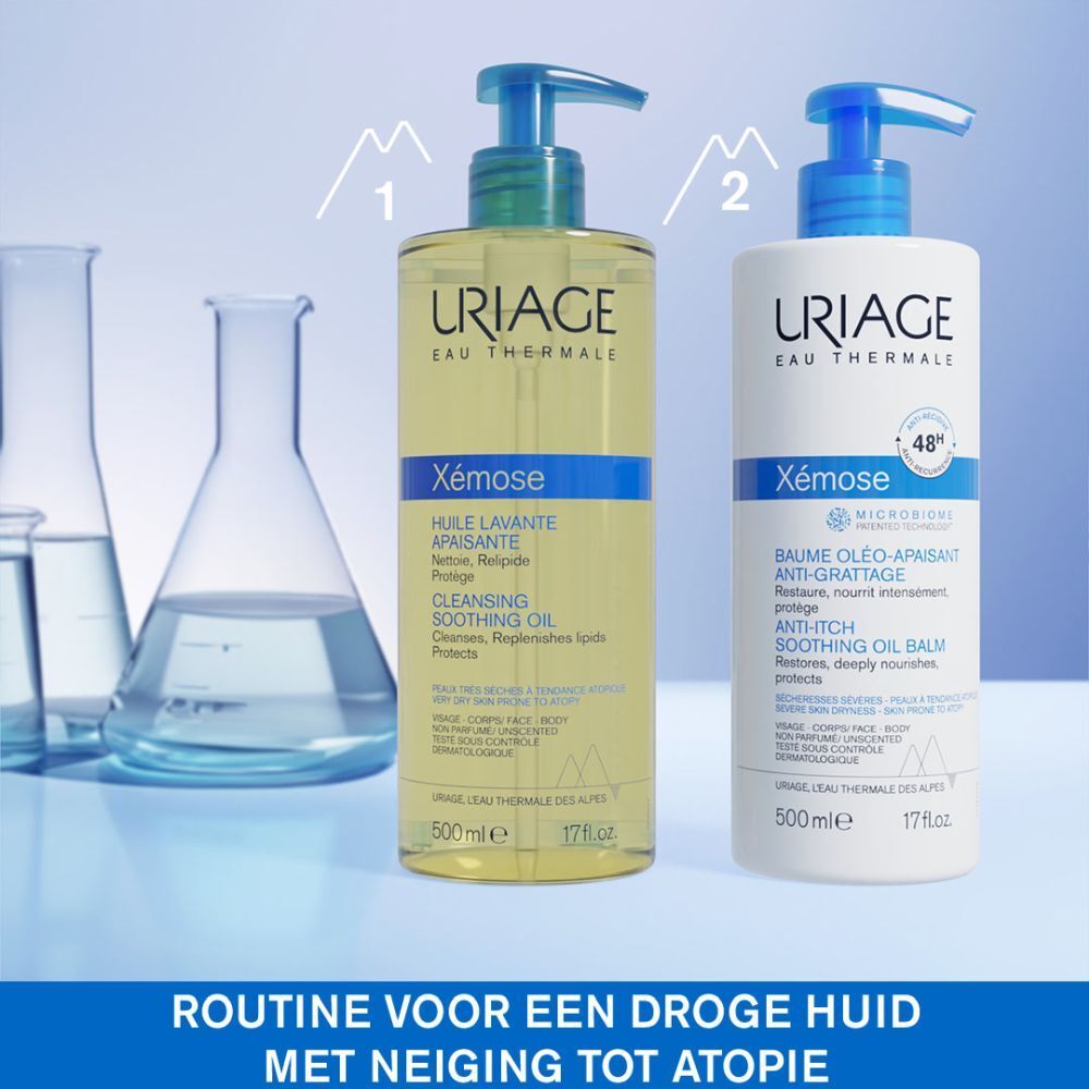 Witte fles met blauwe pomp. Uriage Xémose Anti-jeuk olie-balsem. 500 ml. 48u bescherming.