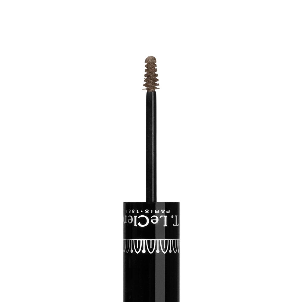 Gros plan de la brosse de mascara. Brosse marron avec tige noire. Inscription: T. LeClerc.