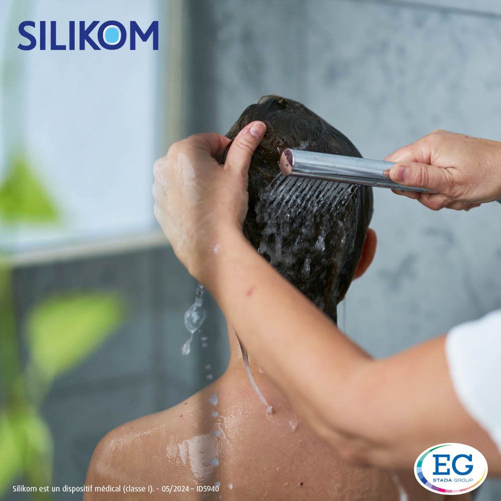 Femme lave les cheveux d'un enfant avec Silikom Once Shampooing.