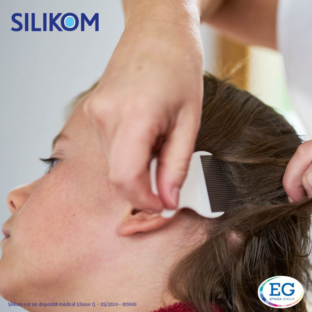 Femme lave les cheveux d'un enfant avec Silikom Once Shampooing.