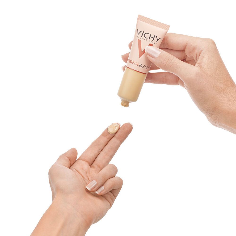 Make-up fluid wordt op vingers aangebracht. VICHY Minéralblend tube. Tint 01 Clay.