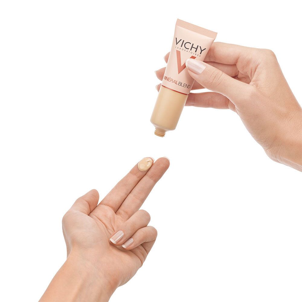 VICHY Minéralblend Make-up Fluid 03 gypsum. Produit appliqué sur le doigt. Tube rose avec bouchon bronze.