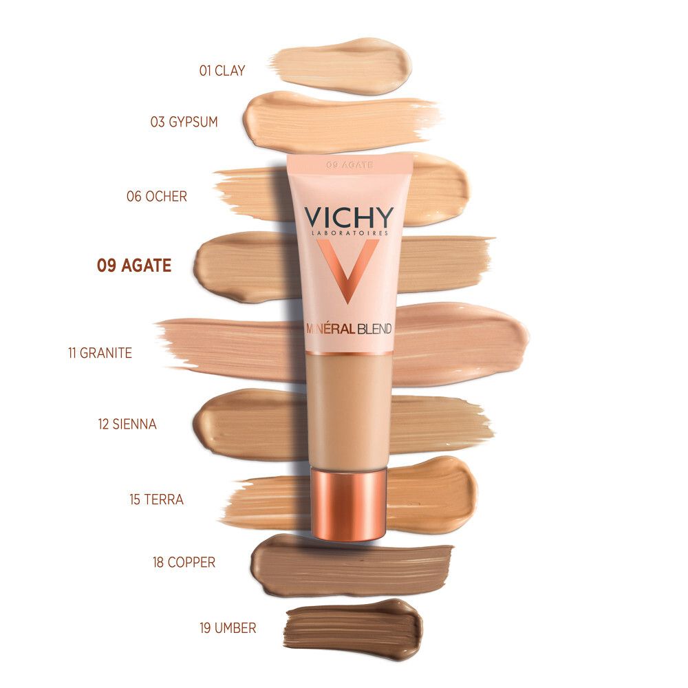 Make-up fluid aangebracht op hand. Tint 09 Agate. Beige kleur.