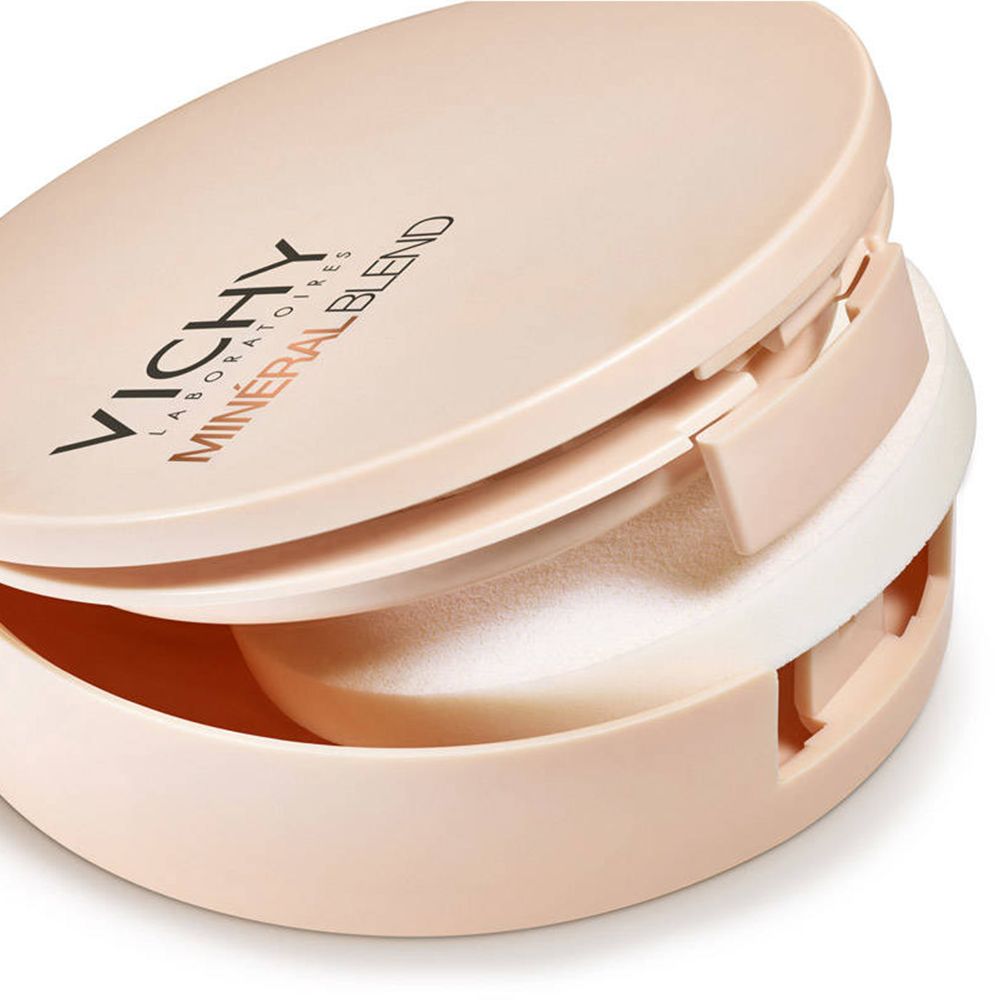 Boîtier de poudre ouvert avec poudre et éponge. VICHY Minéralblend est sur le couvercle.