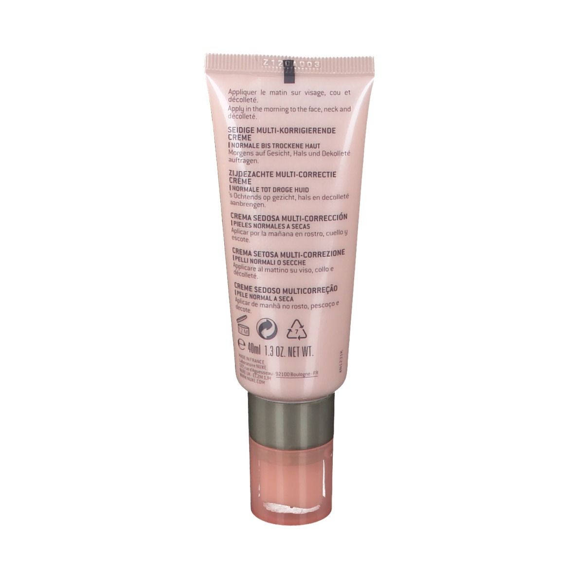 Dos d'un tube de crème rose. Texte: Crème Prodigieuse Boost, instructions d'utilisation en plusieurs langues.
