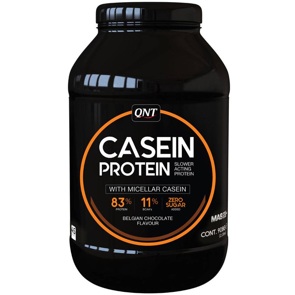 Zwarte pot met QNT Casein Protein. Opschrift: Casein Protein, 83% eiwit, 11% BCAA's, Zero Sugar, Belgian Chocolate Flavour. Close-up.