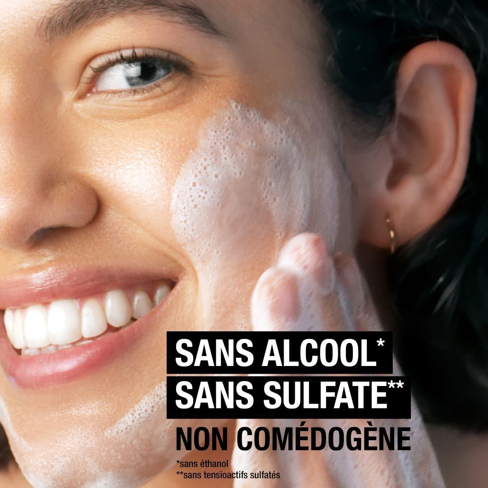Femme se nettoyant le visage. Texte: Sans alcool, sans sulfate, non comédogène.