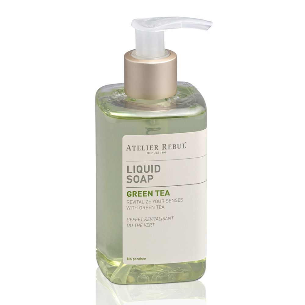Groene vloeibare zeep met pomp. Opschrift: LIQUID SOAP GREEN TEA. Transparante, vierkante fles.