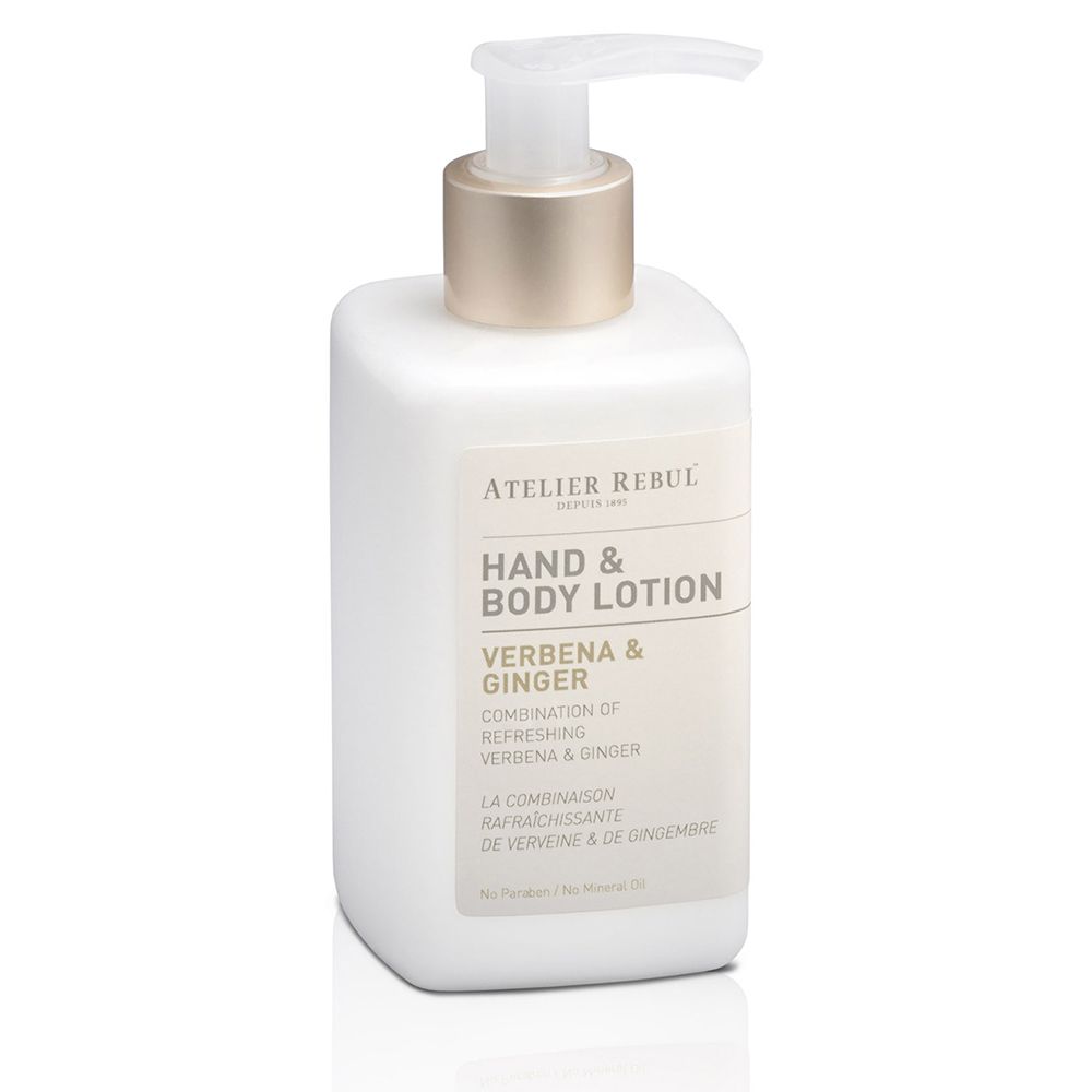 Weißer Flakon mit Pumpverschluss. Aufschrift: ATELIER REBUL, Hand & Body Lotion, Verbena & Ginger.